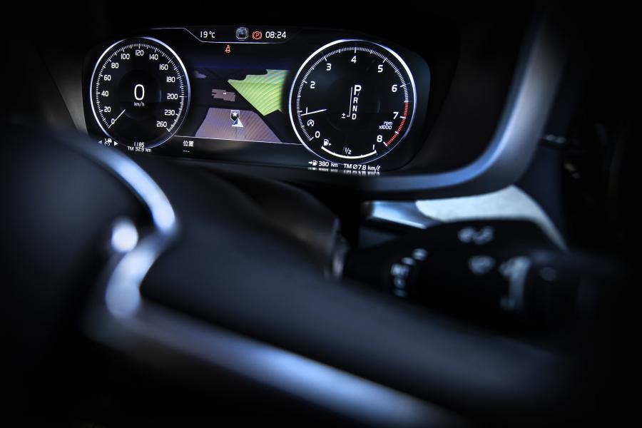 Панель приборов Volvo S60 T5 R-Design 2019 года  (JP) (фото 3 из 33)